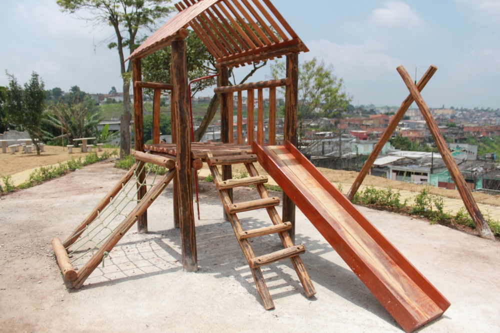 um escorregador de madeira