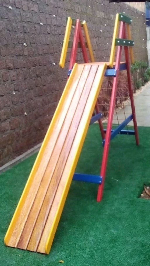 um escorregador de madeira