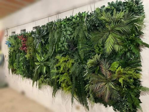 Benefícios e Cuidados com Jardins Verticais Artificiais