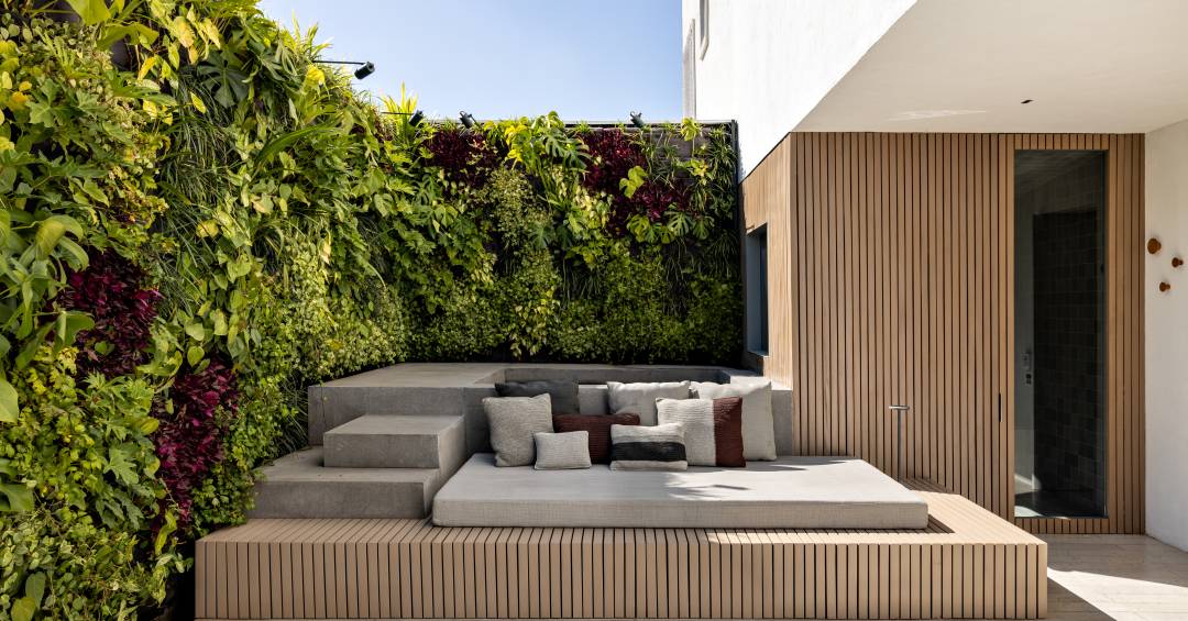 Manutenção Essencial para Jardins Verticais de Madeira: Dicas e Produtos