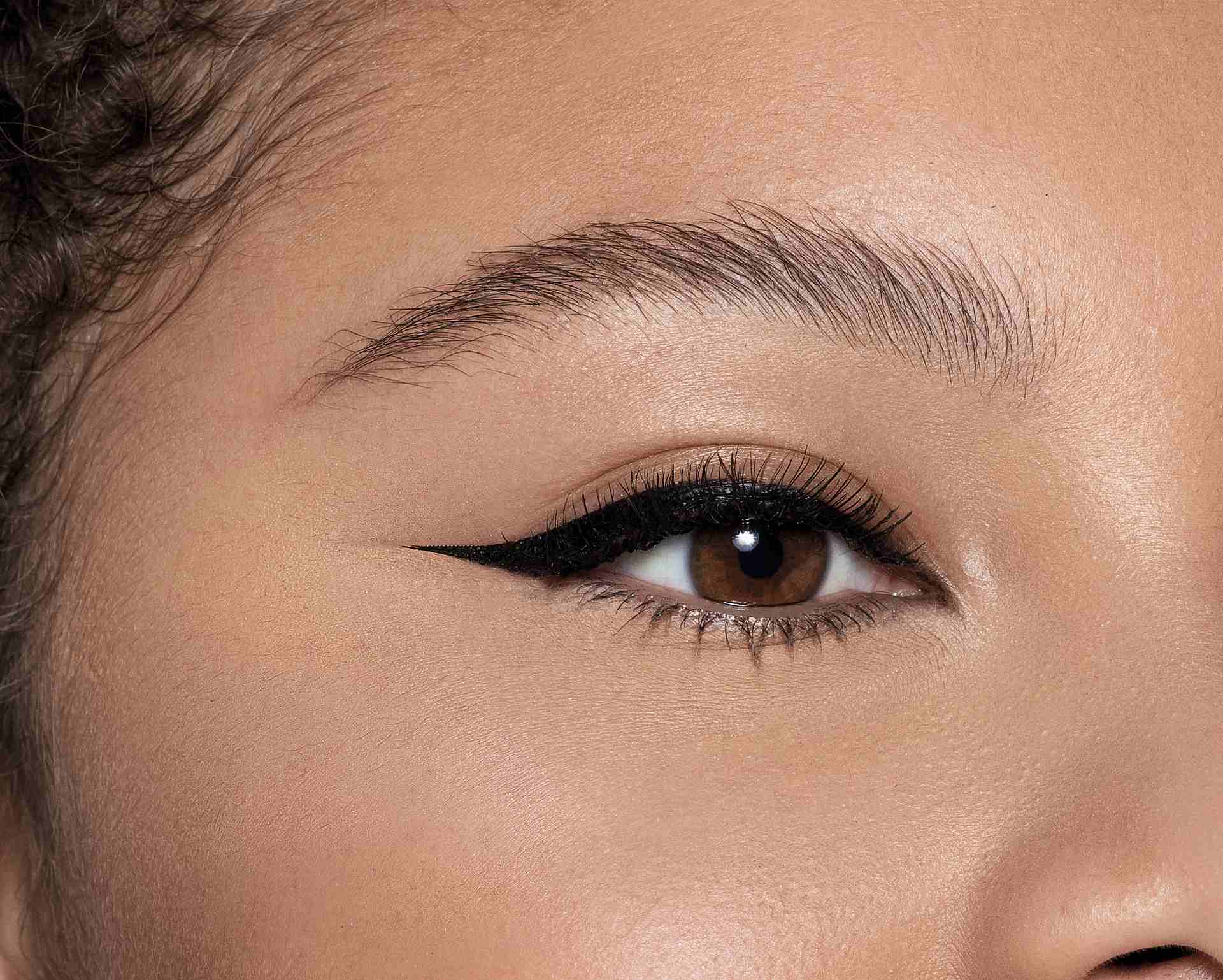 como fazer delineado fino para olhos pequenos