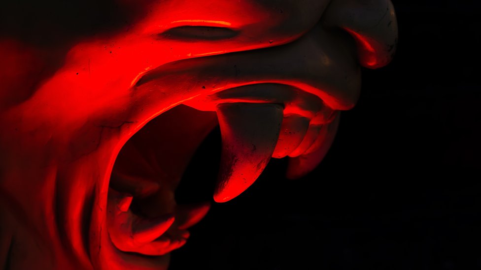 1. A História por Trás do Pacto com o Diabo na Cultura Pop
2. Fausto e a Barganha Faustiana: Uma Análise Literária
3. Mitos e Realidade: O Pacto com o Diabo em Documentários
4. Perspectivas Religiosas e Psicanalíticas sobre o Pacto com o Diabo
5. O Pacto com o Diabo na Música: Lendas e Realidade