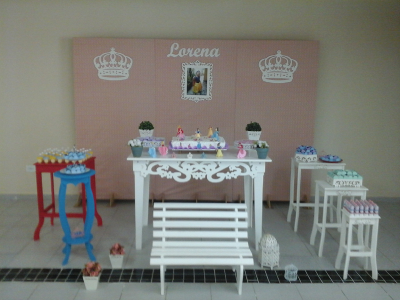 um painel de fotos para aniversario