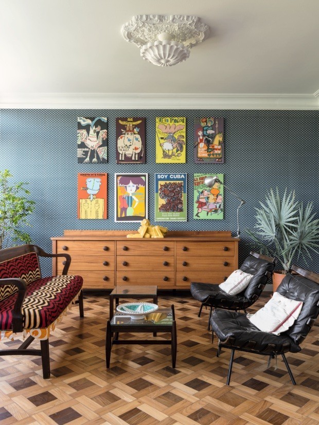 um quadro de madeira