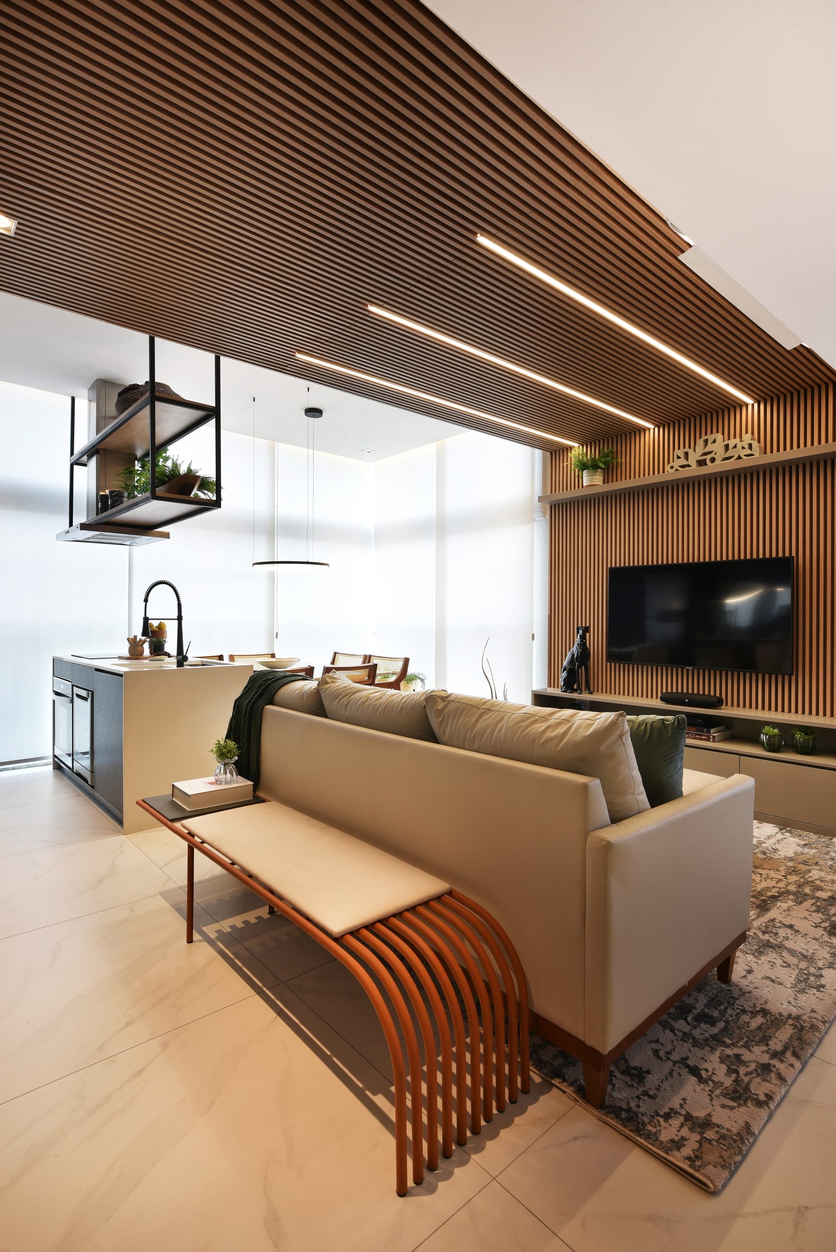 Madeira de Demolição vs. MDF: Qual a Melhor Opção para Seu Quadro?