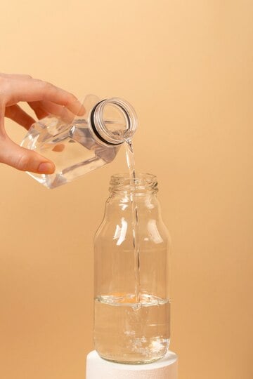 5 ideias de títulos:
1. Soro Caseiro: A Receita Essencial para Combater a Desidratação
2. Guia Completo: Como Preparar e Usar o Soro Caseiro Corretamente
3. Sinais de Alerta de Desidratação: Quando o Soro Caseiro é Indicado?
4. Soro Caseiro vs. Soluções Industriais: Qual a Melhor Opção?
5. Dicas de Higiene e Conservação para o Soro Caseiro Perfeito