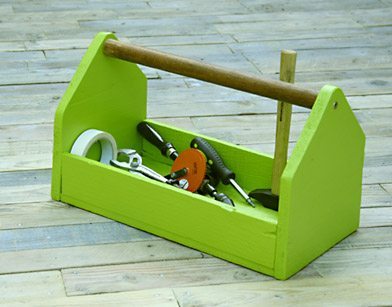 uma caixa de ferramenta de madeira