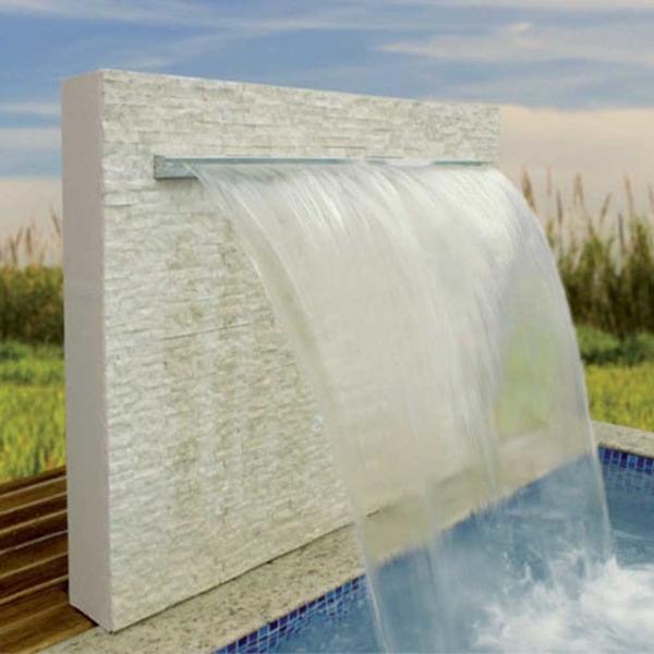 uma cascata de agua na parede