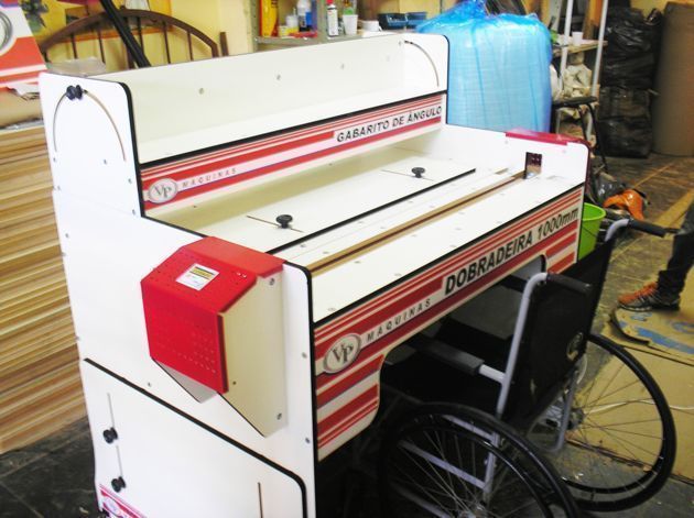 Dobradeira de Acrílico Caseira: Vale a Pena Construir a Sua?