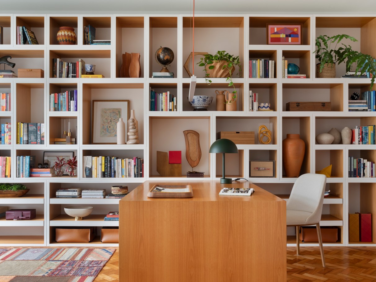 uma estante com nichos