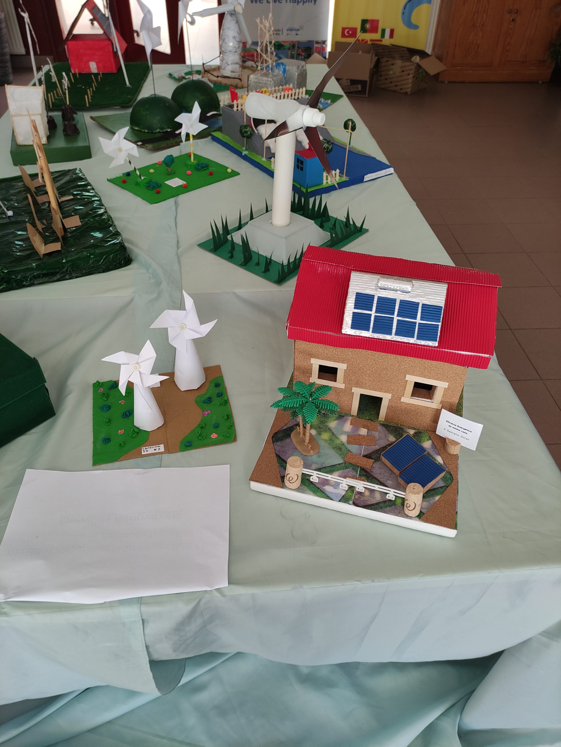 uma maquete de uma cidade com energia