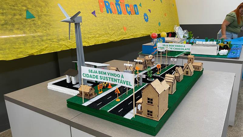 uma maquete de uma cidade com energia
