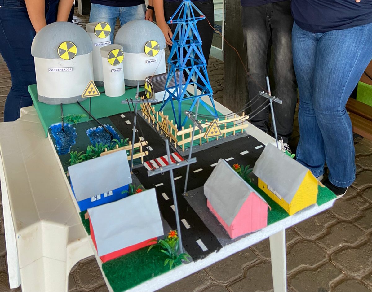 maquete cidade energia solar vs eólica qual escolher