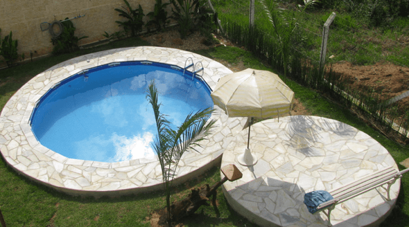 uma piscina redonda