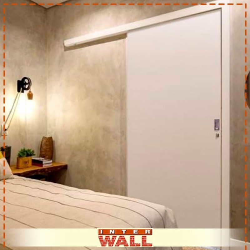 uma porta de correr para quarto