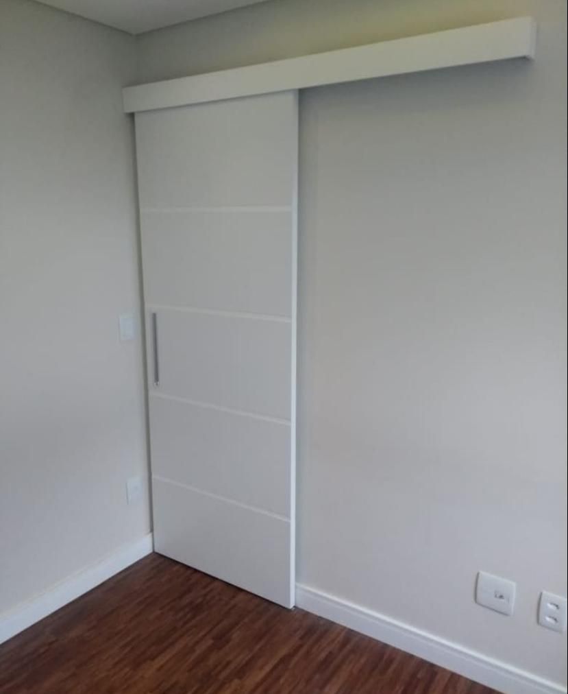 Como escolher o material ideal para sua porta de correr de quarto