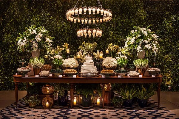 recepção de casamento simples vs. elaborada