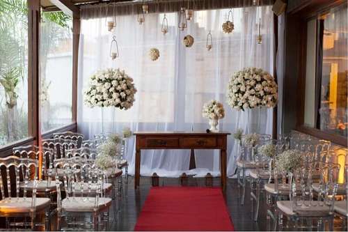 recepção de casamento simples vs. elaborada