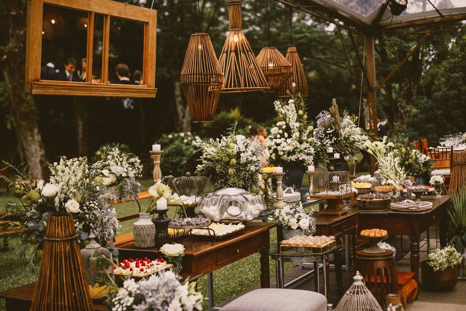 recepção de casamento simples vs. elaborada