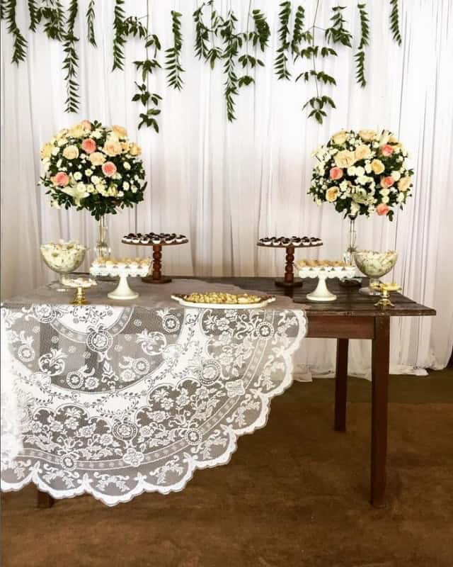 recepção de casamento simples vs. elaborada